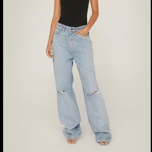 Nasty Gal boyfriend slashed knee jeans 👖 👅